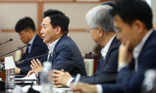 원희룡 국토교통부 장관이 10일 오후 정부서울청사 대회의실에서 열린 공공주택 혁신 전문가 간담회에서 인사말을 하고 있다.  [연합뉴스]